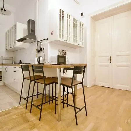 Budget By Hi5 - King Street - For Groups *